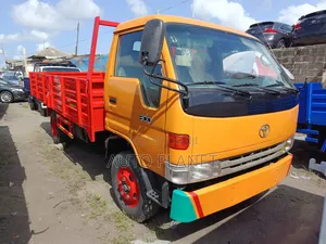 Toyota Dyna 300 Yellow