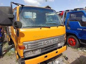 Toyota Dyna 200 Yellow