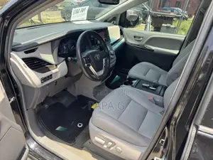 Toyota Sienna XLE 8-Passenger 4dr Minivan (3.5L 6cyl 6A) 2015 Black