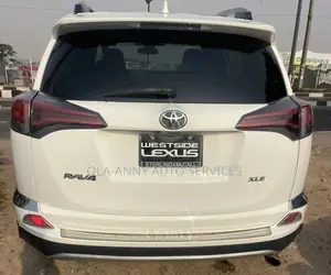 Toyota RAV4 XLE AWD (2.5L 4cyl 6A) 2017 White