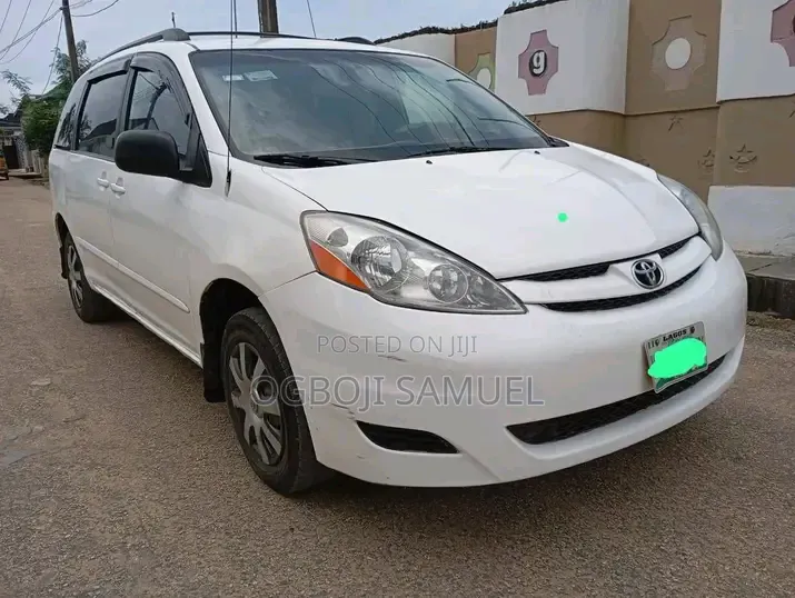 Toyota Sienna CE FWD 2009 White