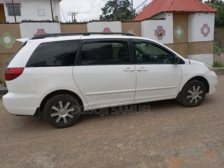 Toyota Sienna CE FWD 2009 White