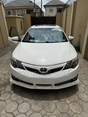 Toyota Camry SE 4dr Sedan (2.5L 4cyl 6A) 2012 White