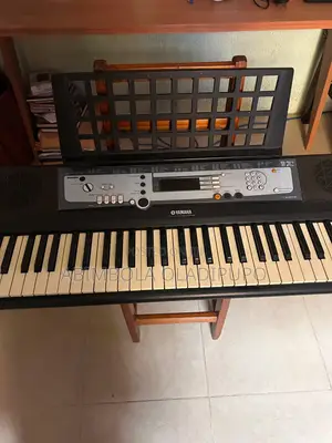 Piano Yamaha E213