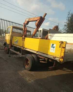 Mercedes Benz 813 Hiab Truck 3 Ton With 6 Tires