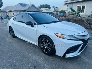 Toyota Camry SE (2.5L 4cyl 8A) 2019 White