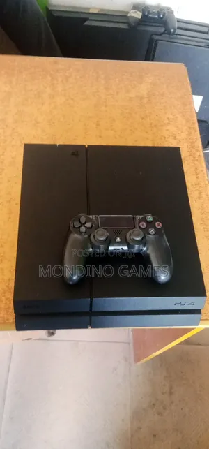 Uk Used Sony Playstation 4 Console With Two Pads and 10 Games Inside