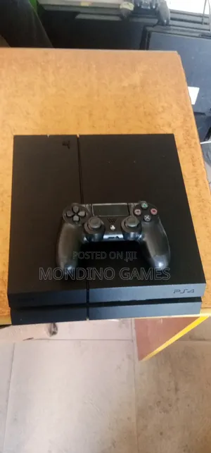 London Used Sony Ps4 With Two Pads and 10 Games Inside