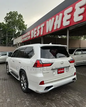 Lexus LX 570 AWD 2017 White
