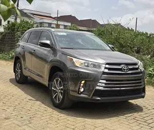 Toyota Highlander XLE 4x4 V6 (3.5L 6cyl 8A) 2017 Gray