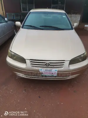 Toyota Camry 2000 Gold