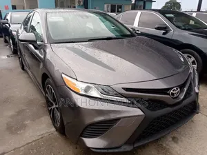 Toyota Camry SE FWD (2.5L 4cyl 8AM) 2018 Gray