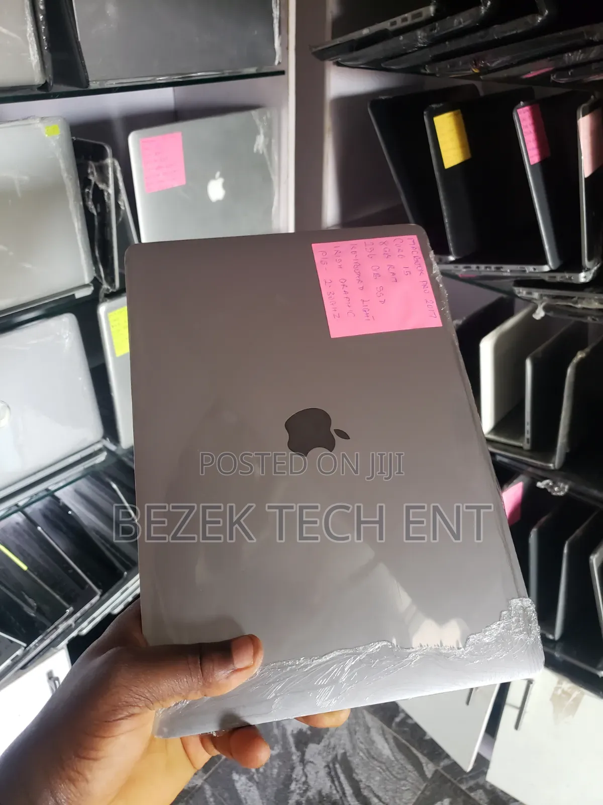 New Laptop Apple MacBook Pro 2017 8GB Intel Core i5 SSD 256GB