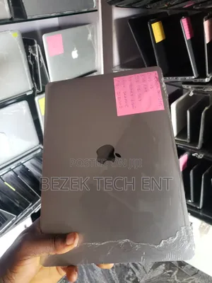 New Laptop Apple MacBook Pro 2017 8GB Intel Core i5 SSD 256GB