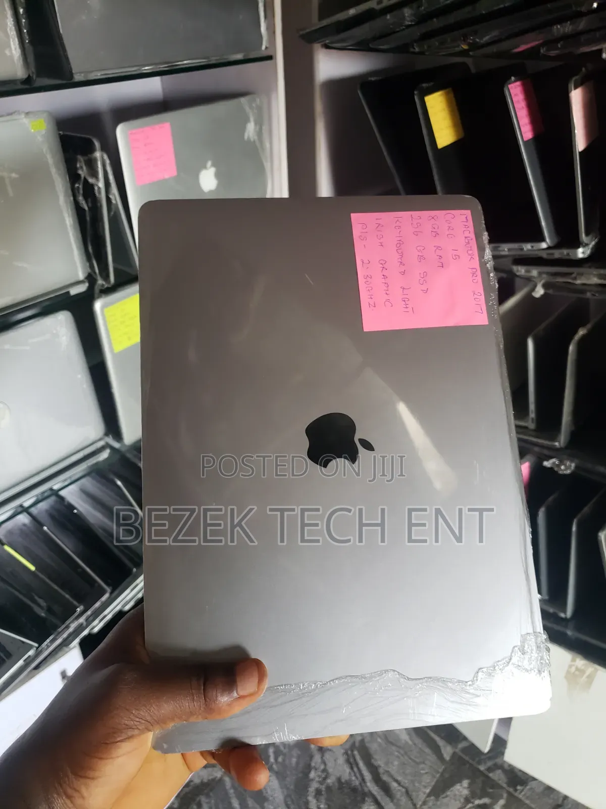 New Laptop Apple MacBook Pro 2017 8GB Intel Core i5 SSD 256GB