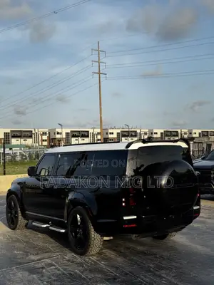 Land Rover Defender SE 2023 Black