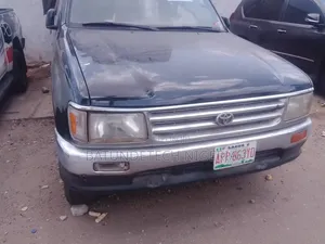 Toyota T100 SR5 V6 4x2 Xtracab 121.9 in. WB 1998 Black