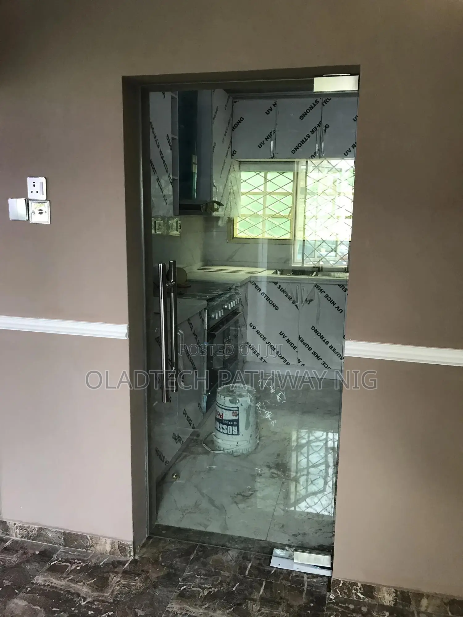 Frameless Glass Door Patio