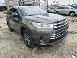 Toyota Highlander XLE 4x4 V6 (3.5L 6cyl 8A) 2017 Gray