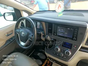Toyota Sienna XLE AWD (3.5L 6cyl 8A) 2018 Red