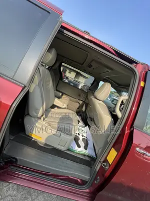 Toyota Sienna 2011 Red