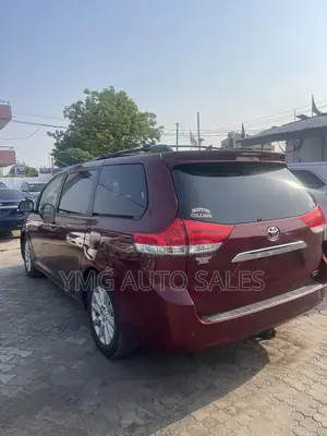 Toyota Sienna 2011 Red