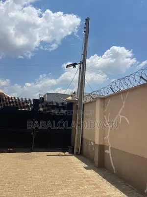 3bdrm Block of Flats in Ateere Kasumu Road, Akala Express for rent