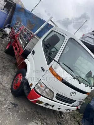 Toyota Dyna 400 2000 White
