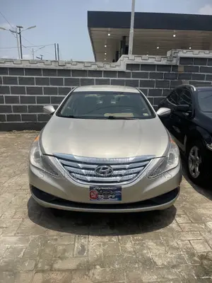 Hyundai Sonata GLS Sedan FWD (2.4L 4cyl 6A) 2011 Gold
