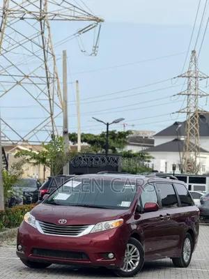 Toyota Sienna XLE (3.5L 6cyl 8A) 2018 Red
