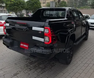 Toyota Hilux 2024 Black