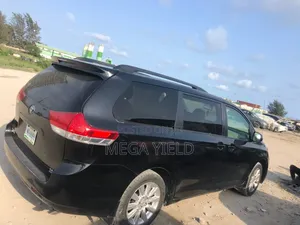 Toyota Sienna XLE AWD 7-Passenger 2013 Black