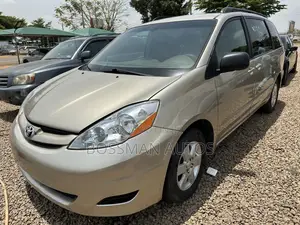 Toyota Sienna LE 2008 Gold