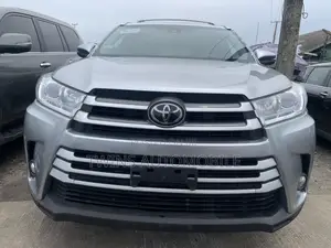 Toyota Highlander XLE 4x4 V6 (3.5L 6cyl 8A) 2018 Silver