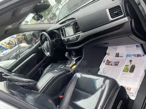 Toyota Highlander XLE 4x4 V6 (3.5L 6cyl 8A) 2018 Silver
