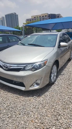 Toyota Camry XLE 4dr Sedan (2.5L 4cyl 6A) 2014 Gold