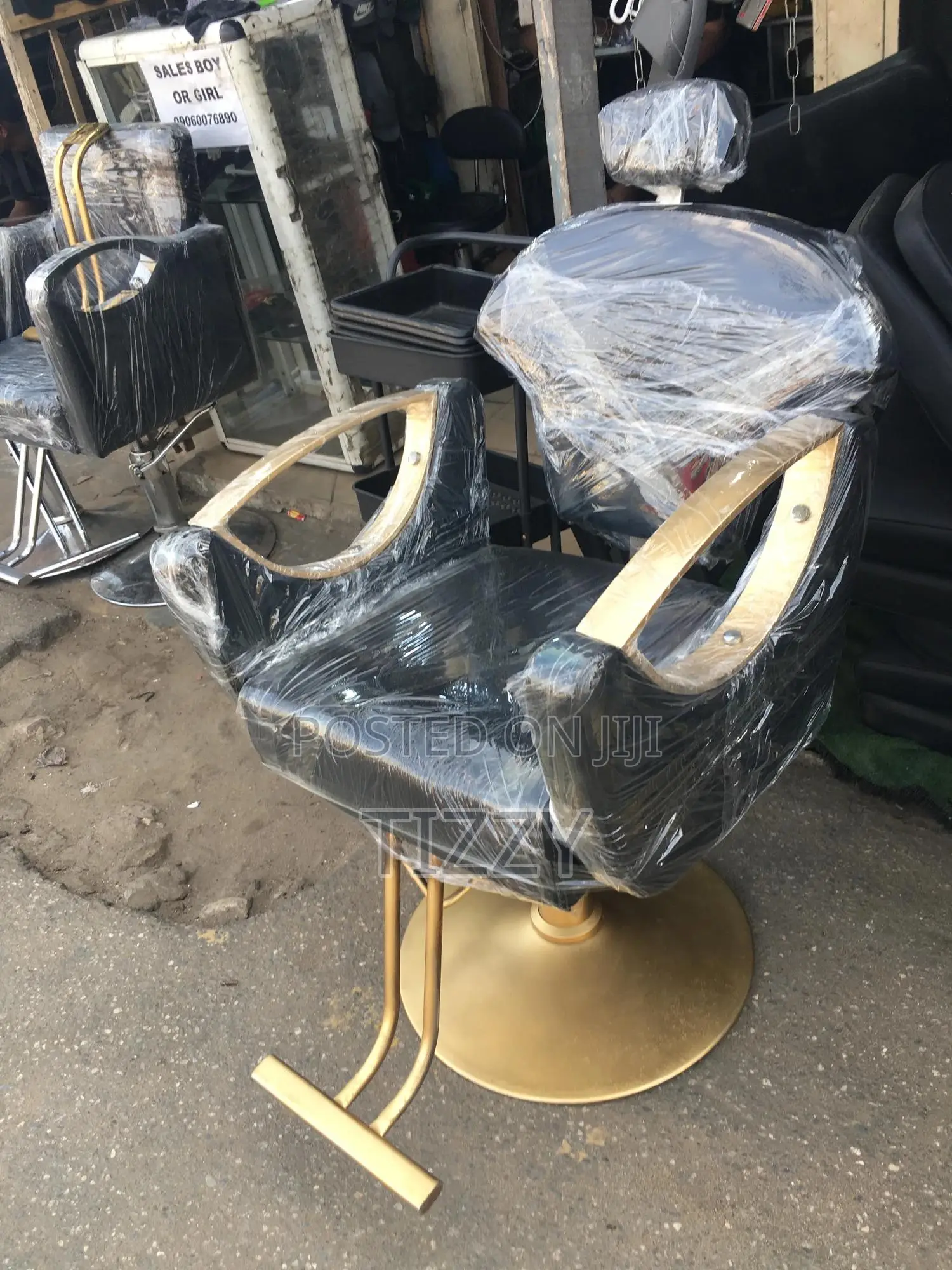 Saloon/ Barber Chair With Back Rest and Head Rest
