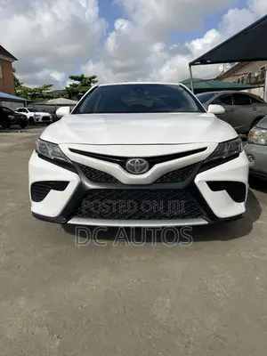 Toyota Camry SE 4dr Sedan (2.5L 4cyl 6A) 2017 White