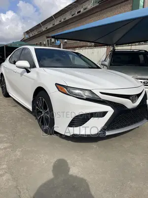 Toyota Camry SE FWD (2.5L 4cyl 8AM) 2018 White
