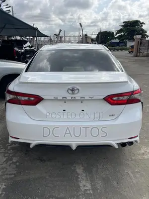 Toyota Camry SE FWD (2.5L 4cyl 8AM) 2018 White
