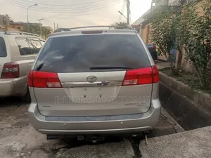 Toyota Sienna 2004 Silver