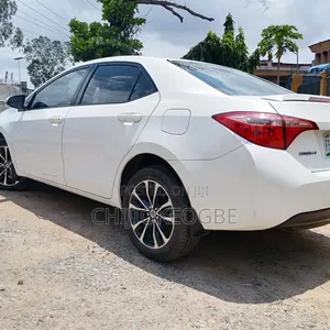 Toyota Corolla LE (1.8L 4cyl 2A) 2018 White