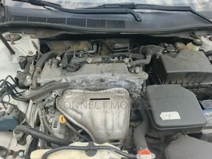Toyota Camry SE 4dr Sedan (2.5L 4cyl 6A) 2013 White