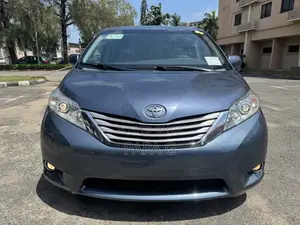Toyota Sienna XLE Premium 8-Passenger 4dr Minivan (3.5L 6cyl 6A) 2015