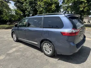 Toyota Sienna XLE Premium 8-Passenger 4dr Minivan (3.5L 6cyl 6A) 2015