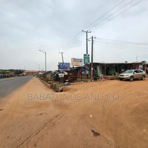 5bdrm Block of Flats in Oloogbo Ologuneru for sale