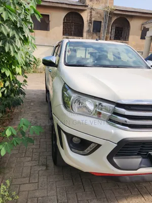 Toyota Hilux SR5 4x4 2019 White