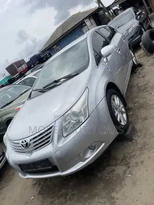 Toyota Avensis 2013 Silver