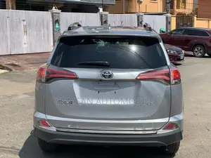 Toyota RAV4 LE FWD (2.5L 4cyl 6A) 2017 Silver