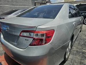 Toyota Camry SE 4dr Sedan (2.5L 4cyl 6A) 2013 Silver